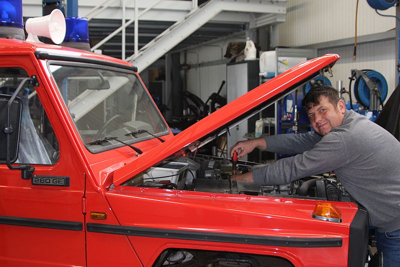 Jörg Krüger bei der Kontrolle eines Oldtimers - Ausbildung Kfz-Mechatroniker 2024 Lippstadt