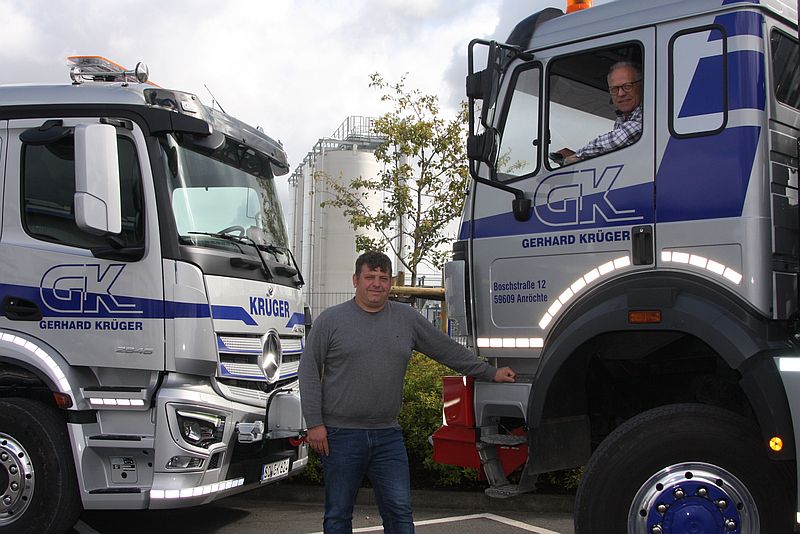 Jörg und Gerhard Kröger präsentieren die Einsatzfahrzeuge - Ausbildung Kfz-Mechatroniker 2024 Lippstadt