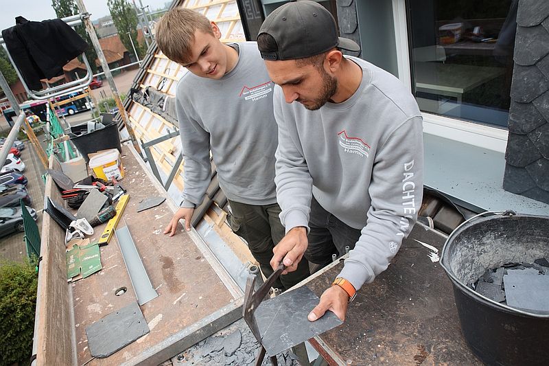 Tobias Rose (vorn) und seine Bruder Jan-Niklas - Ausbildung Dachdecker 2024 Hamm