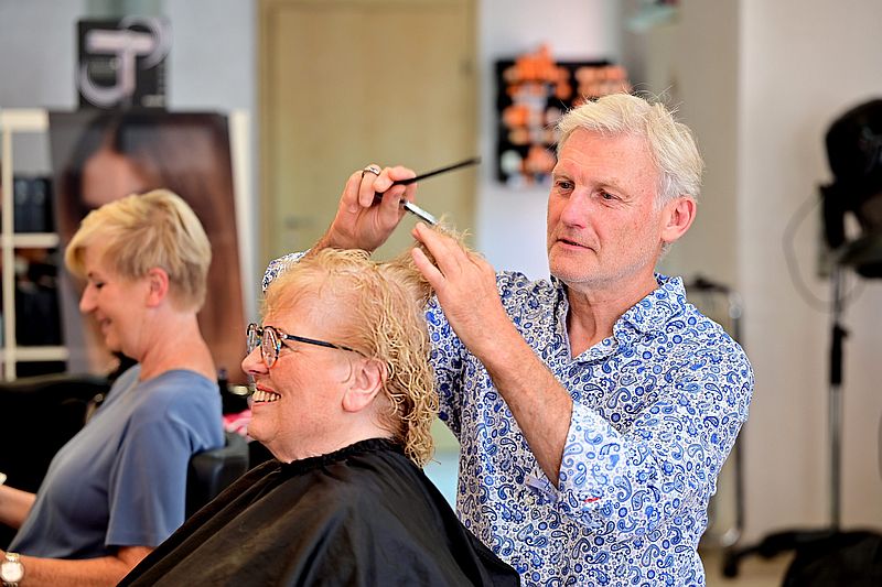 Friseurmeister Stephan Scholz beim Schneiden - Ausbildung Friseur 2024 Hamm