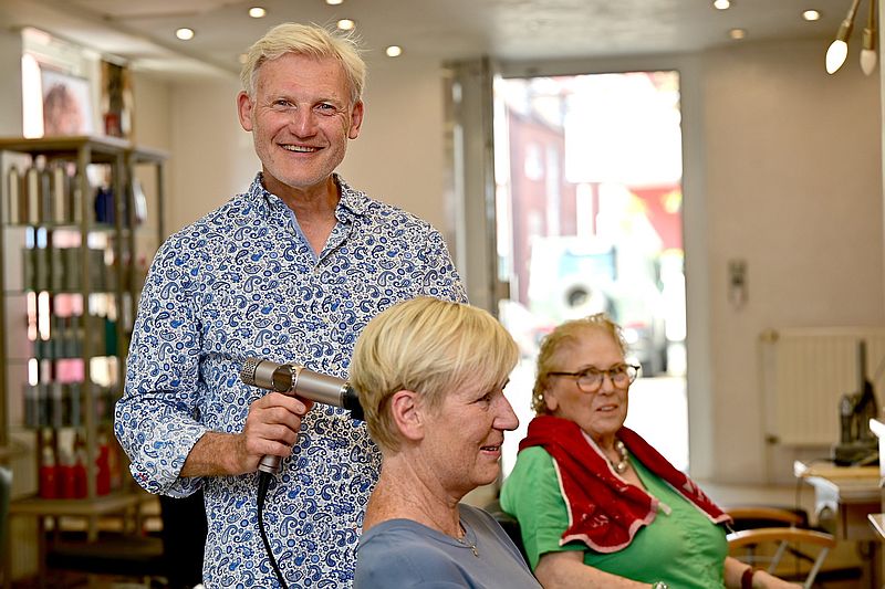 Stephan Scholz stylet die Haare - Ausbildung Friseur 2024 Hamm