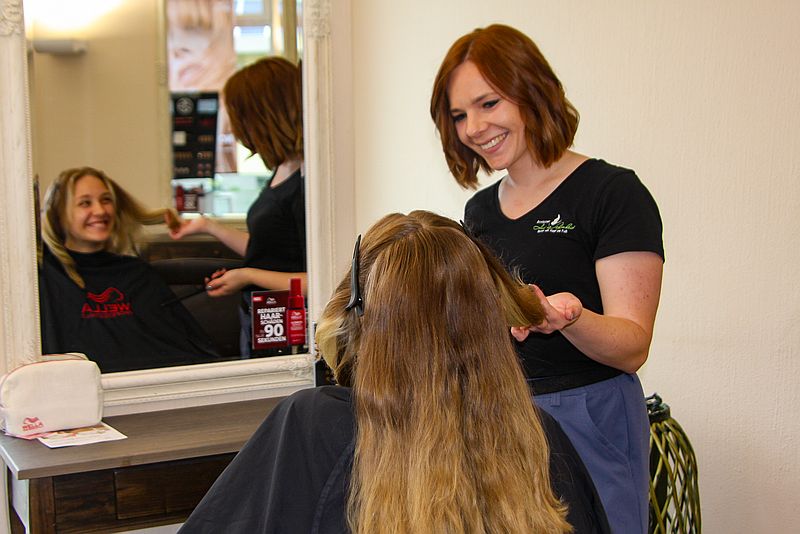 Jenny Weweler stylt die Haare - Ausbildung Friseur 2024 Lippstadt