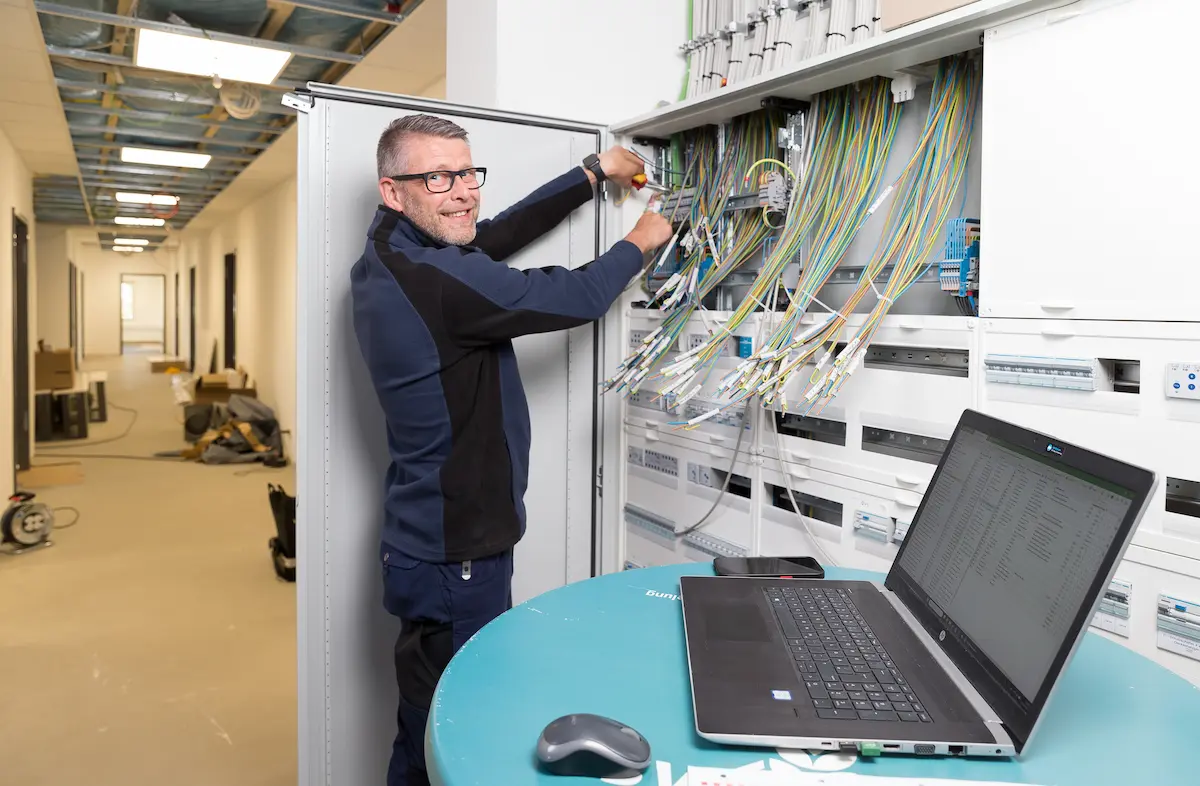 Volker Semrau legt Leitungen auf Abgangsklemmen auf - Traumberufe 2026 Elektroniker
