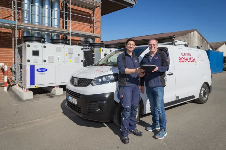 Firmeninhaber Guido Sohlich mit seinem Mitarbeiter Dominik Enns - Traumberufe 2026 Elektroniker