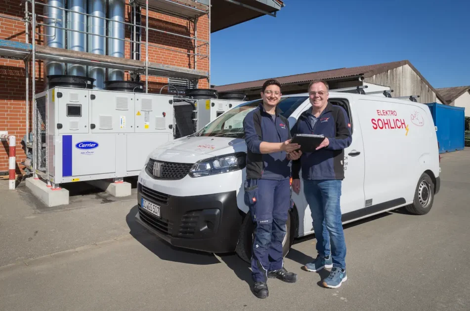 Firmeninhaber Guido Sohlich mit seinem Mitarbeiter Dominik Enns - Traumberufe 2026 Elektroniker