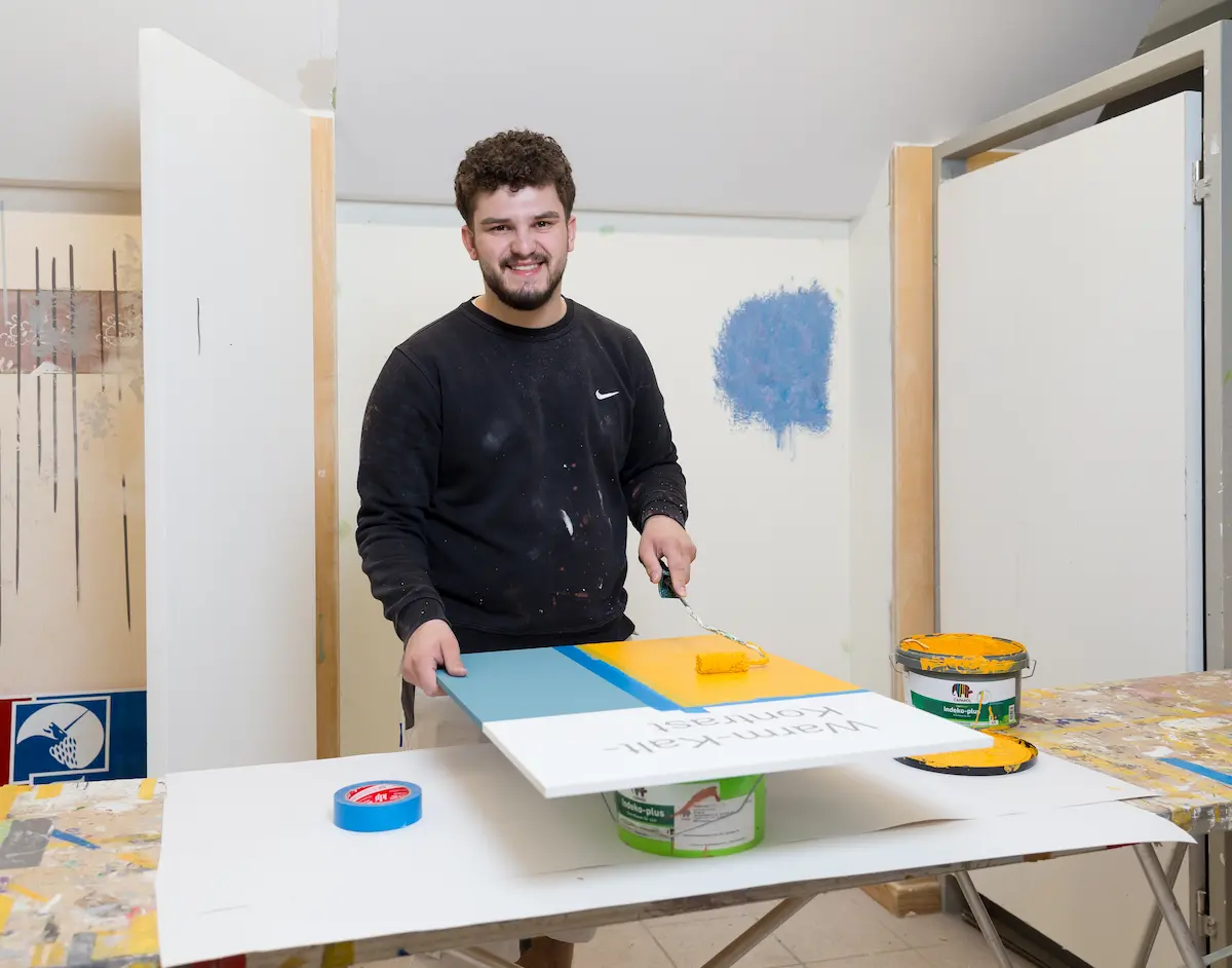 Wladimir Miller trägt gelbe Farbe mit einem Roller auf - Traumberufe 2026 Maler