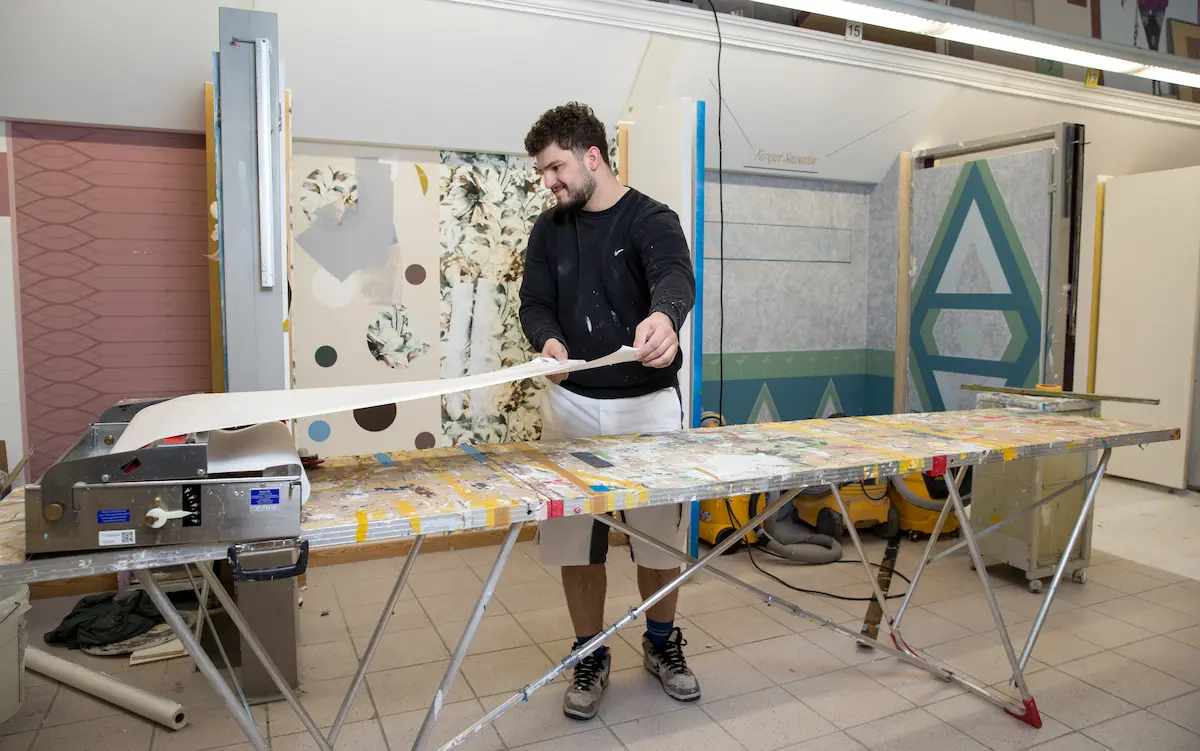 Wladimir Miller am Tapeziertisch - Traumberufe 2026 Maler