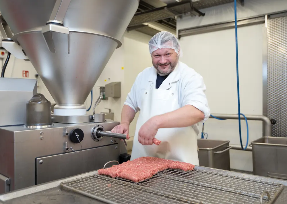 Mit routinierten Handgriffen portioniert Fleischer Markus Magiera das Hackfleisch für Ćevapčići.