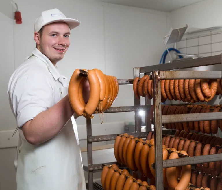 Mit Fleischermeister Maximilian Kösterkamp ist bereits die vierte Generation in dem traditionsreichen Familienbetrieb, der Fleischerei Bollweg, in Lippstadt tätig. Seine Mutter, Fleischermeisterin Bianca Bollweg-Kösterkamp, hat den Betrieb seinerzeit von ihrem Vater übernommen.