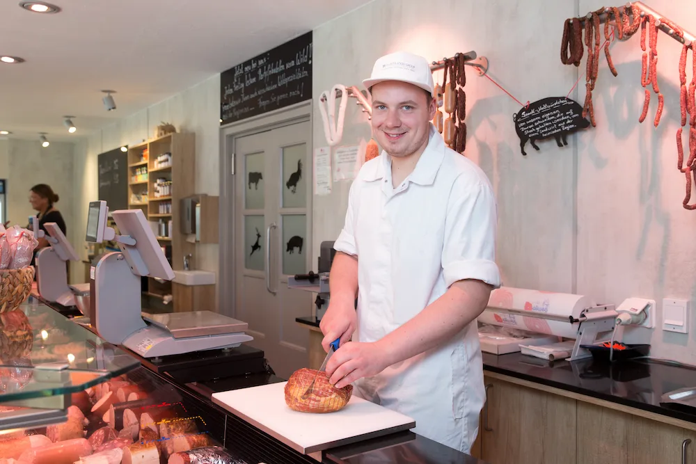 Fleischermeister Maximilian Kösterkamp würde sich freuen, wenn sich bei dem Lippstädter Familienbetrieb, der Fleischerei Bollweg, noch Nachwuchskräfte als Fleischerei-Fachverkäufer, wie der Beruf umgangssprachlich genannt wird, bewerben.