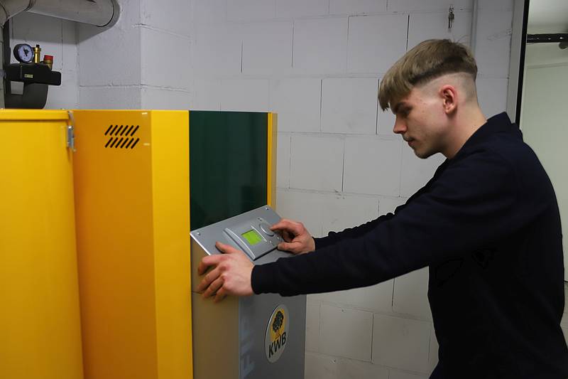 Im Kundendienst ist neben viel Wissen und handwerklichem Geschick auch ein souveräner Umgang mit den Kunden gefragt - Traumberufe Anlagenmechaniker für SHK 2024
