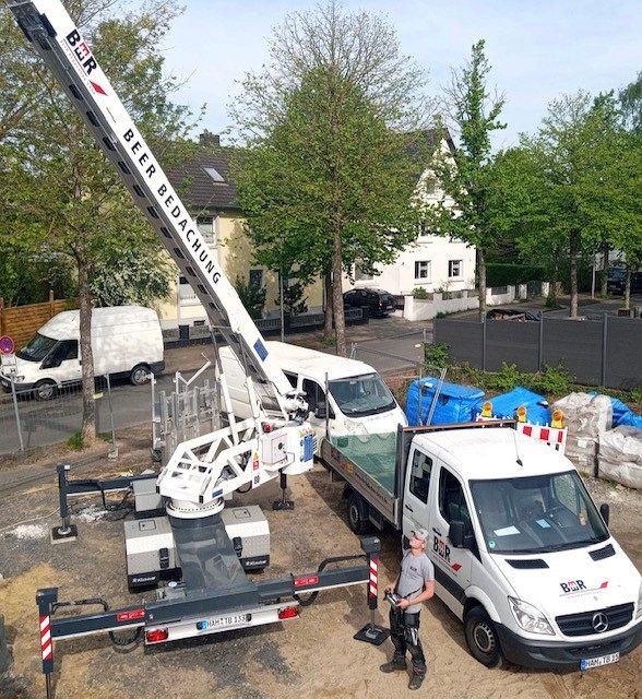 Der Dachdecker steuert einen Kran - Traumberufe Dachdecker 2023