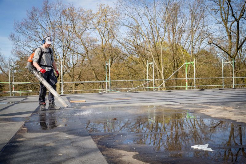 Lukas treibt Wasser, Blätter und Dreck von einer Dachfläche - Traumberufe Dachdecker 2023