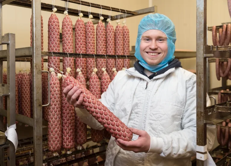 Die Bl&uuml;mchen-Salami, die der 20-j&auml;hrige Fleischer-Azubi Erik Sterkel in den H&auml;nden h&auml;lt, ist einer der Klassiker der Fleischerei Sch&auml;fermeier.