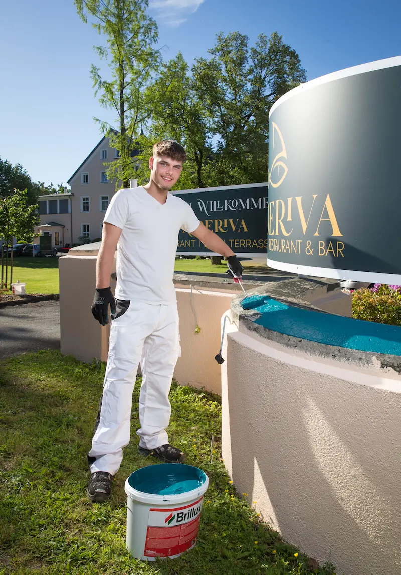 Max Hömberg streicht die Mauer vor einem Hotel in Möhnesee-Delecke. Traumberufe Maler 2026