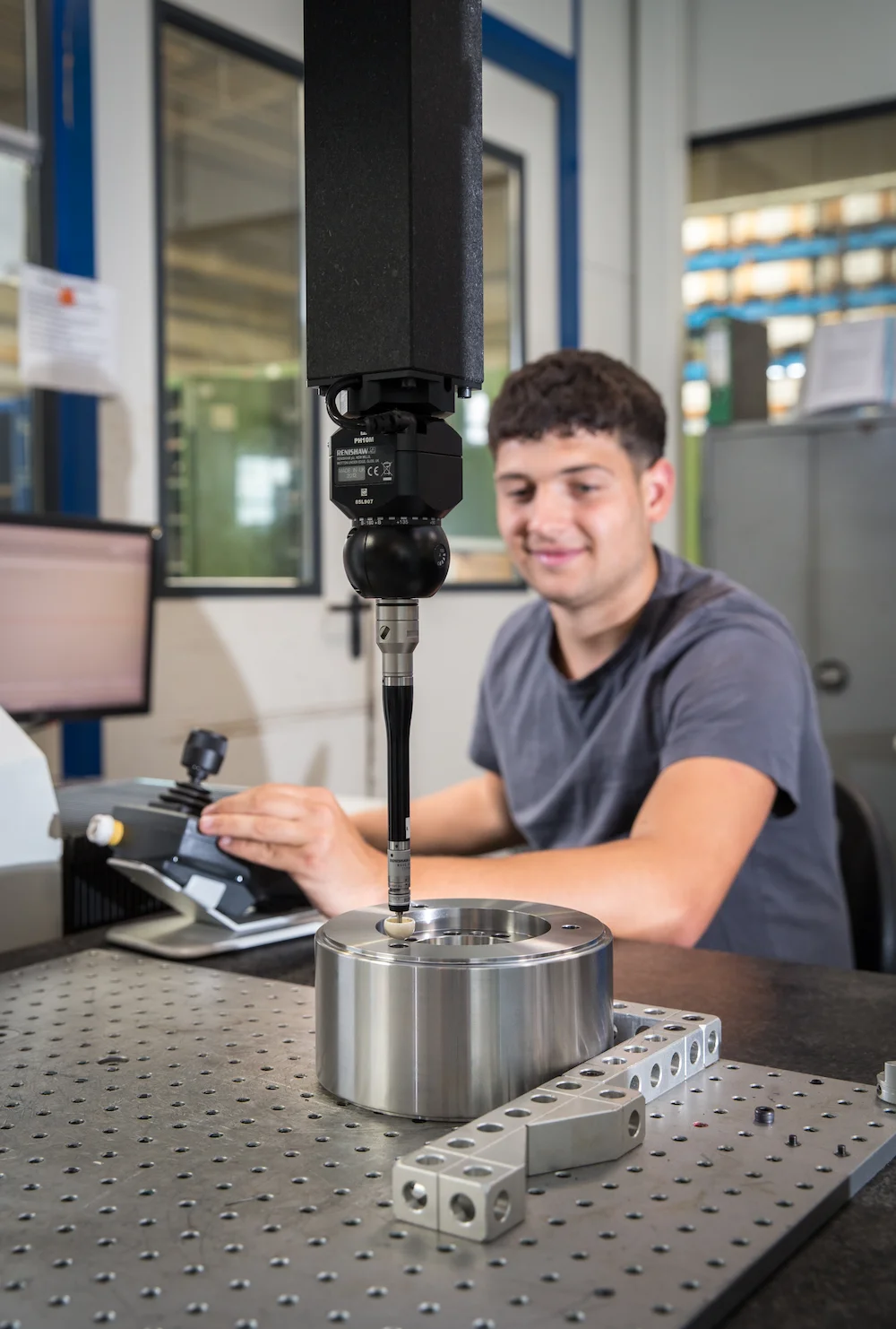 Mit einem taktilen Messverfahren kann Zerspanungsmechaniker David Bellavona, der bei der Schröer Präzision GmbH & Co. KG unter anderem für die Nachwuchsförderung zuständig ist, ein Bauteil präzise vermessen. 
