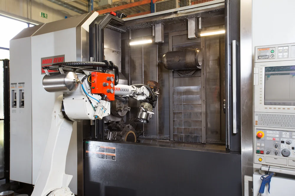 Schnell und hochpräzise bearbeitet dieser Roboter Bauteile, die später beispielsweise in der Raumfahrttechnik, der Automobilindustrie und bei Windkraftanlagen zum Einsatz kommen.