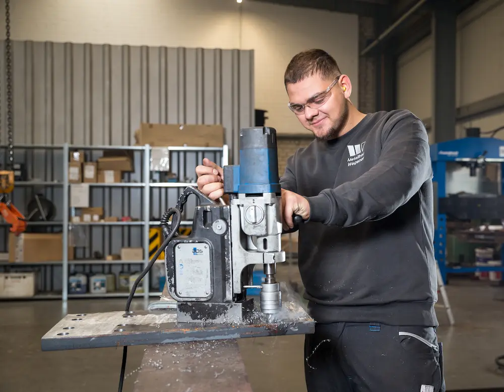 Die Magnetbohrmaschine nutzt der 20-jährige Anil Deveci, um damit Löcher in ein Flachstahlelement zu bohren.