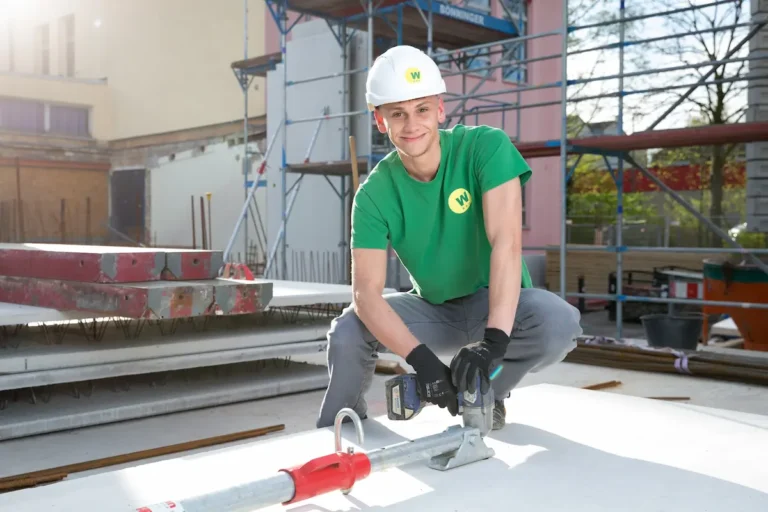Fabian Marks montiert mit einem Schlagschrauber eine Schr&auml;gst&uuml;tze an eine Wand. Traumberufe 2026 Maurer