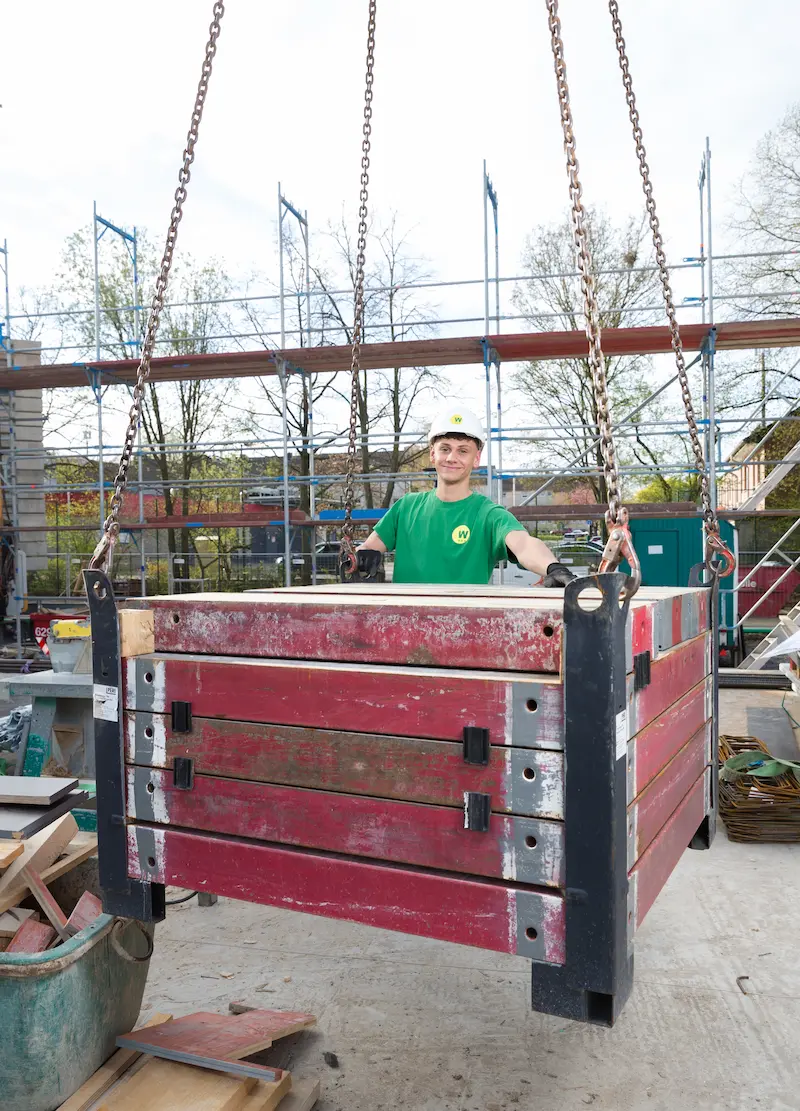 Fabian Marks hinter den großen Baukran. Traumberufe 2026 Maurer