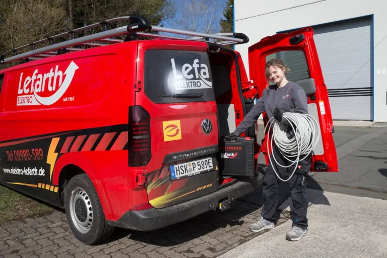 Jana Jochimsthal nimmt Messgeräte und Installationsleitungen aus einem der firmeneigenen Servicefahrzeuge. Traumberufe 2026 Elektroniker