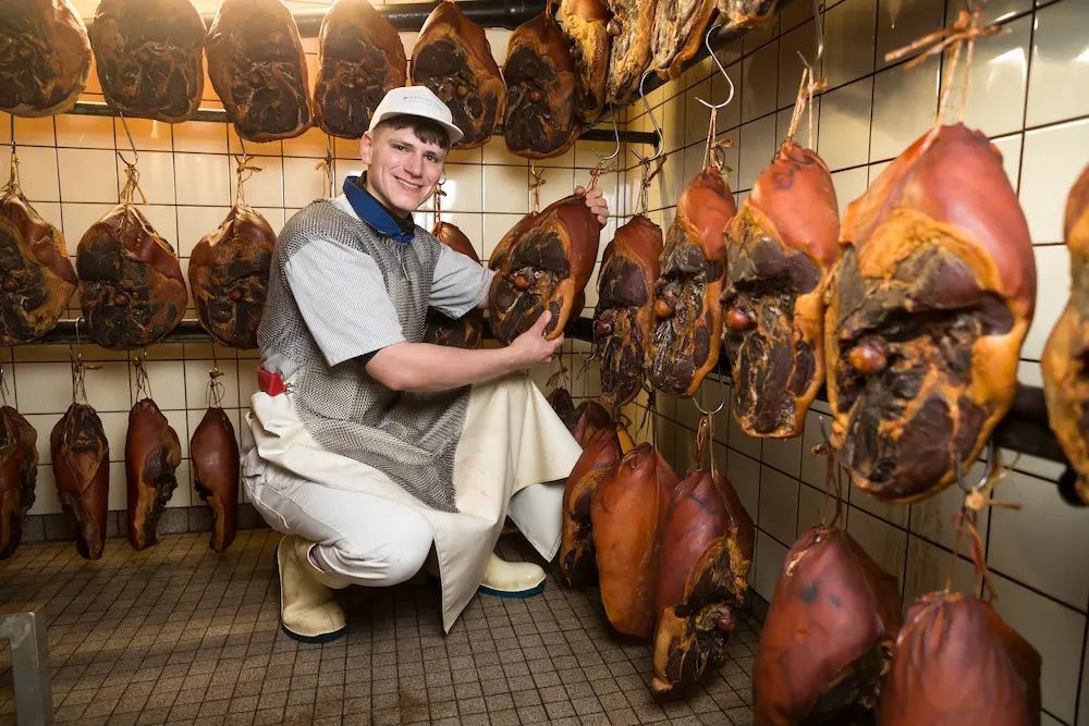 Die Westfälischen Knochenschinken der Fleischerei Veh werden gesalzen und reifen dann über ein Jahr lang in aller Ruhe im Knochenschinken-Keller.