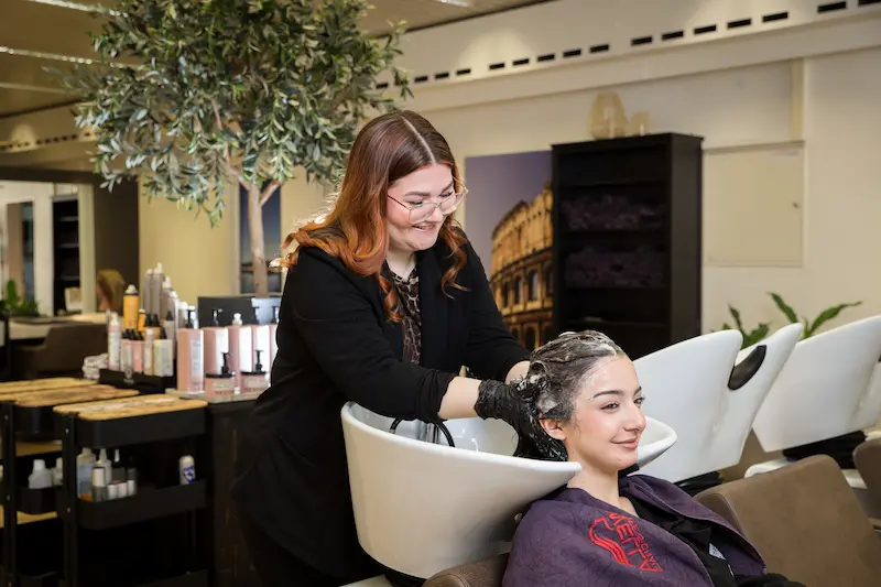 Beim gründlichen Waschen der Haare massiert Kim Novoselac auch direkt die Kopfhaut. Traumberufe Friseur 2026