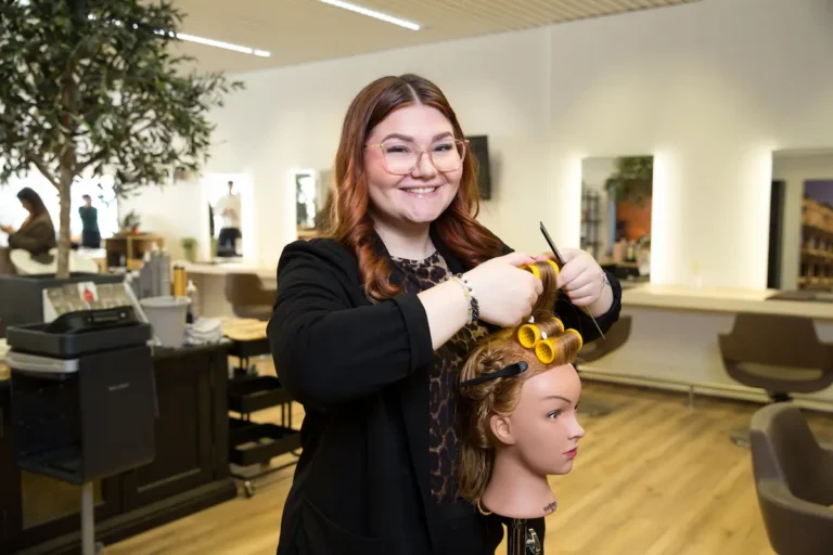 Kim Novoselac &uuml;bt an einem Puppenkopf. Traumberufe Friseur 2026