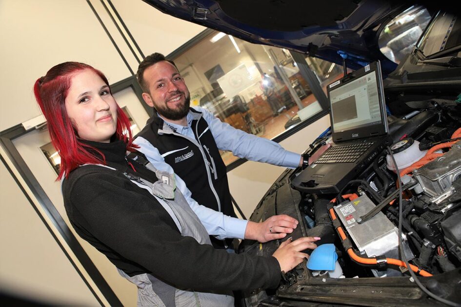 Stefanie-Lea Mainka hat ihren Traumjob gefunden – sie steht kurz vor der Abschlussprüfung zur Kfz-Mechatronikerin.