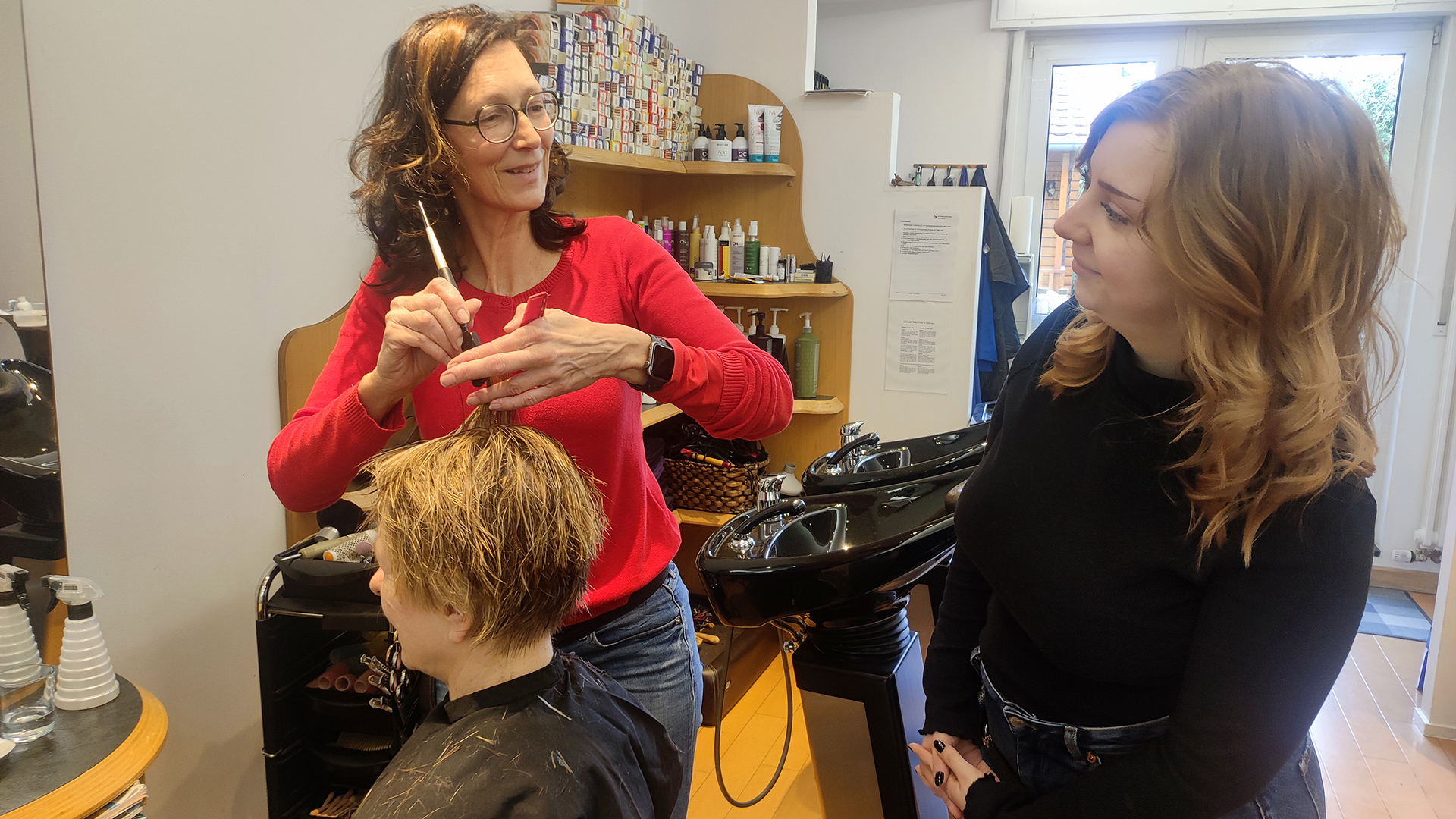 Friseurmeisterin Jeanette Kaspari und Auszubildende Annika Leinbach