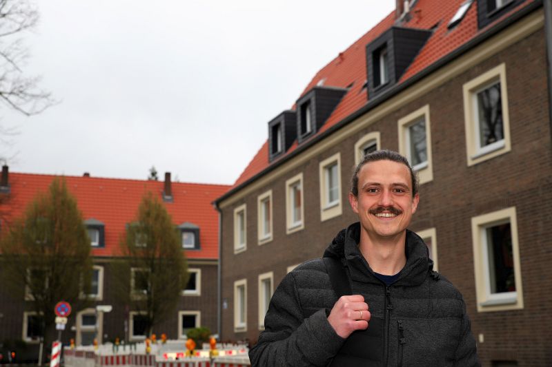 Sebastian Kroll steht vor dem Gebäude - Traumberufe Dachdecker 2023