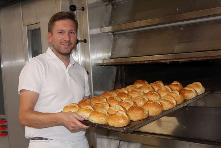 Bäckermeister Benjamin Redder holt die frischen Brötchen aus dem Ofen - Traumberufe Bäcker, Konditor und Fachverkäufer im Lebensmittelhandwerk 2023