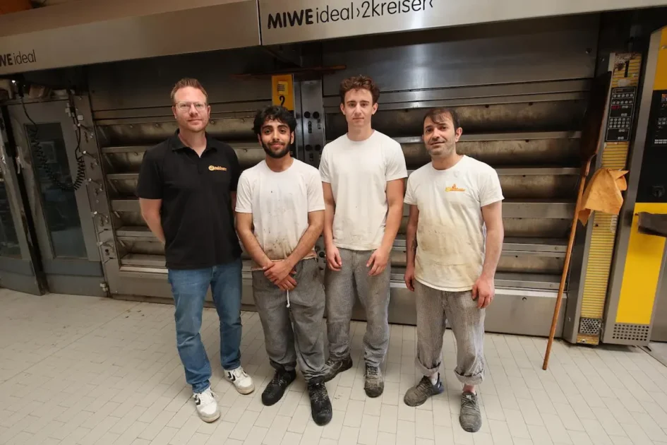 Geschäftsführer Philipp Dördelmann (von links) und die Azubis Saif Hammad, Tim Braune und Maslun Aksan. Traumberufe Bäcker und Konditor 2026