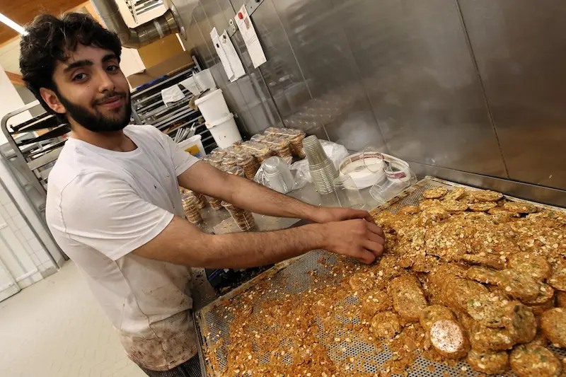Saif Hammad verpackt die beliebten Crispy-Taler in Cellophantüten. Traumberufe Bäcker und Konditor 2026