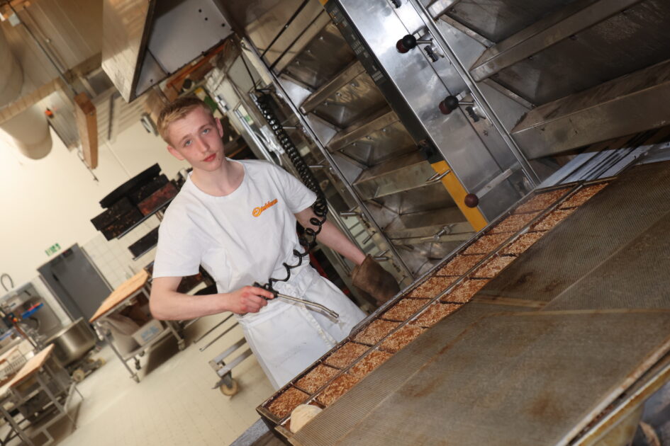 "Nicht voreingenommen sein": Elias Klemme wässert Vollkornbrote in der Backstube. Er schätzt seine Ausbildung in der Bäckerei Dördelmann. Foto: Markus Liesegang