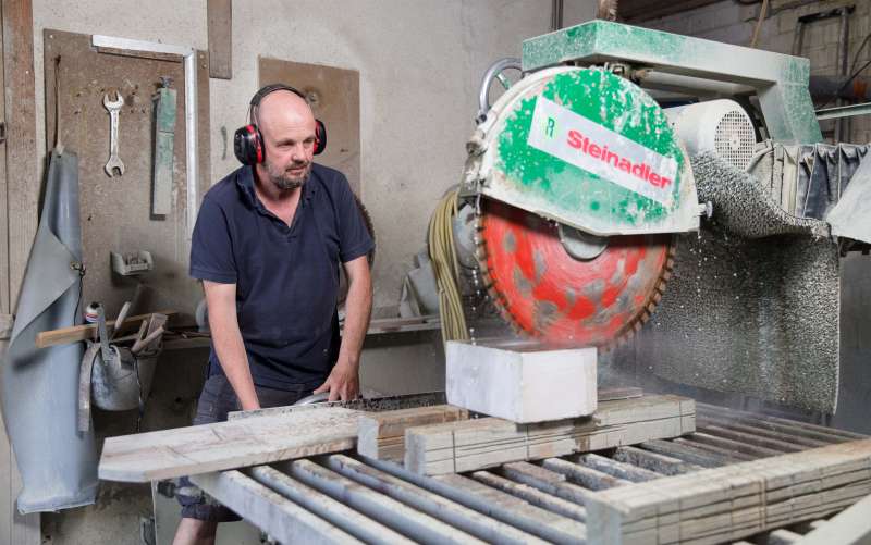 Johannes Düchting nutzt die Steinsäge - Traumberufe Steinmetz 2023