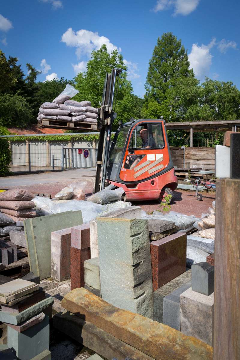 Gabelstapler auf dem Gelände von Steinbildhauer Johannes Düchting - Traumberufe Steinmetz 2023
