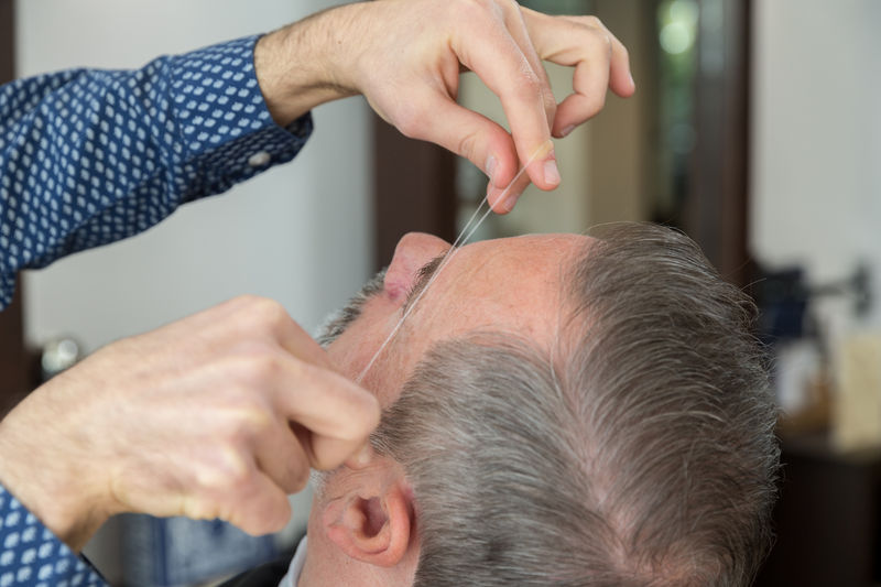 Milad David entfernt Haare mit dem Fadentechnik - Ausbildung zum Friseur 2025