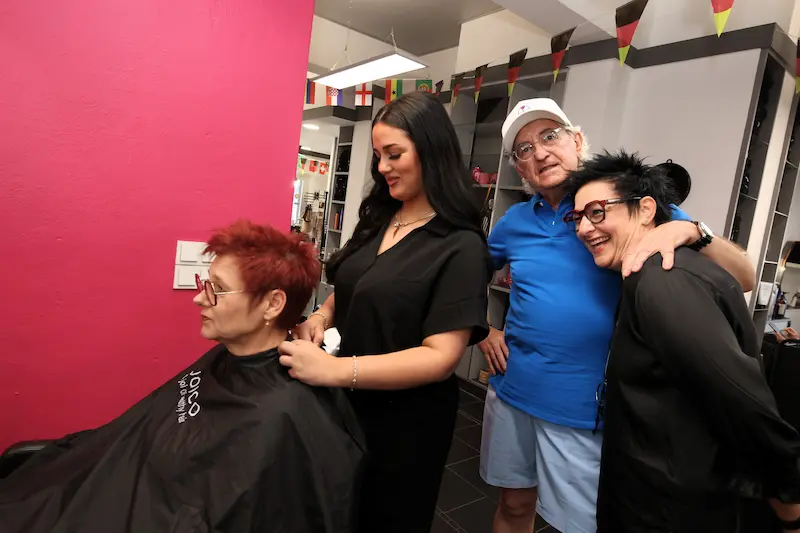 Nadine Mohammed (zweite von links), Manni Schaeffer (mitte rechts) und Bianca Friede (rechts) im Friseursalon. Traumberufe Friseur 2026