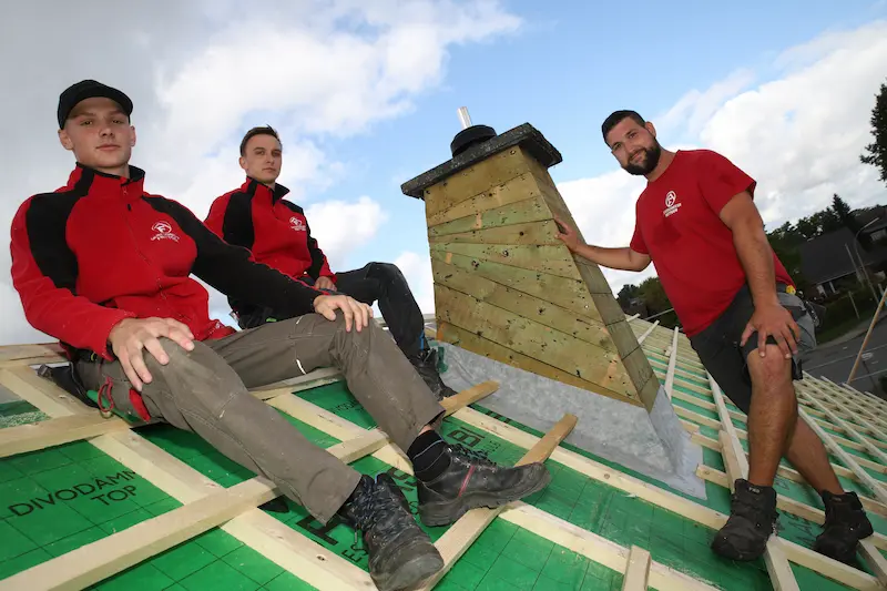 Das Team von Martin Frittgen Dachdecker GmbH, von links Ole Nelle, David Postler und Marco Martins. Traumberufe Dachdecker 2026
