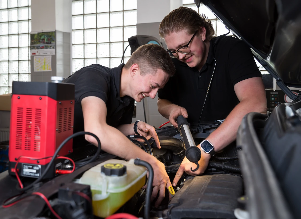 Kfz-Meister Louis Hahn (rechts) und Azubi Vitus Hanfland, der im zweiten Ausbildungsjahr zum Kfz-Mechatroniker ist, überprüfen gemeinsam, ob das Ladedrucksystem eine undichte Stelle aufweist.