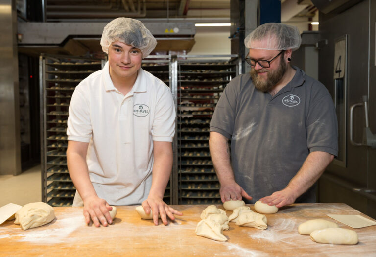 Azubi Sebastian Jansen und Bäckermeister Dennis Müller formen Teig für Brötchen - Traumberuf Bäcker 2025