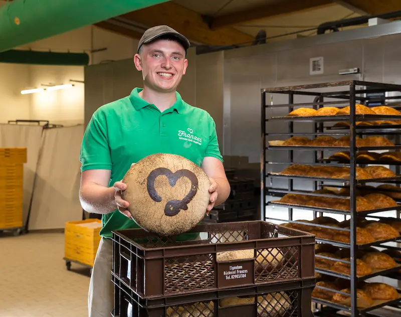 Sven Schiller zeigt eines der Hausbrote der Bäckerei Franzes. Traumberufe Bäcker und Konditor 2026