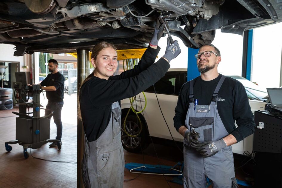 Gemeinsam überprüfen Diagnose-Techniker Stefano Gallo und die 17-jährige Auszubildende Dana Schulte aus Lippetal das Fahrzeug eines Kunden. (Foto: Gabi Bender)