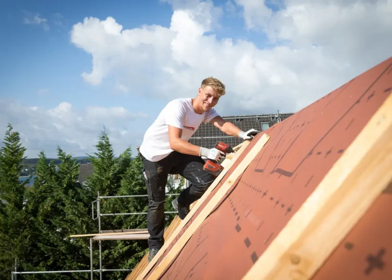 Leon Vanderstuyf arbeitet auf dem Dach. Traumberufe Dachdecker 2026