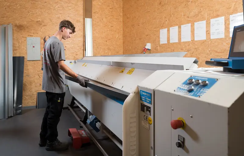 Michele Ziesmann formt ein Blech an der Abkantmaschine. Traumberufe Dachdecker 2026
