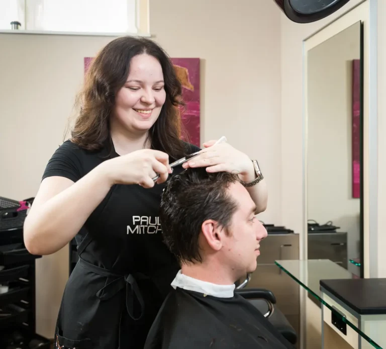 Daria Vorontsova schneidet dem Kunden die Haare. Traumberufe Friseur 2026