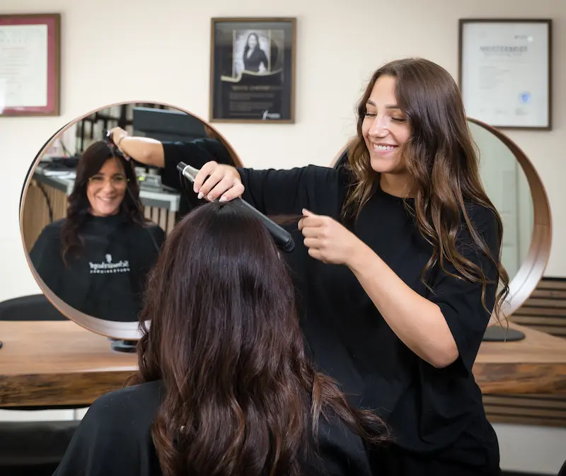 Michelle Virtale stylt die Haare einer Kundin. Traumberufe Friseur 2026