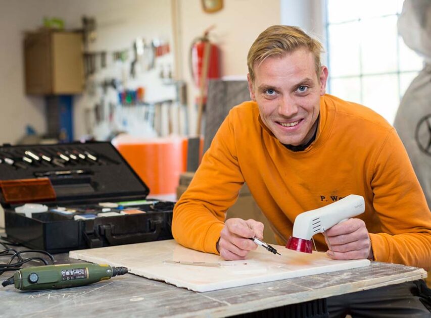 Fliesenleger Patrick Werth, der zurzeit den Meister im Fliesenlegerhandwerk macht, kennt sich nicht nur bei der Reparatur von Fliesen bestens aus. Foto: Gabi Bender