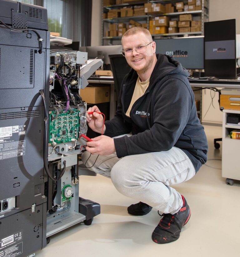 Stefan Bertels, der seine Ausbildung zum Informationselektroniker bei ProOffice Digital gemacht hat, repariert ein Multifunktionsgerät für einen Kunden. Foto: Gabi Bender